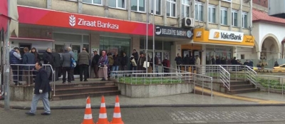 DEVREK'TE KORONA KUYRUYU OLUŞTU