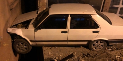 DİREKSİYON HAKİMİYETİNİ KAYBETTİ APARTMAN DUVARINA ÇARPTI