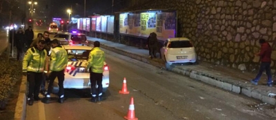 DİREKSİYONU KİLİTLENDİ ÖNÜNDEKİ ARACA ÇARPTI