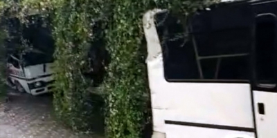 DUVAR ÇÖKTÜ ARAÇLAR ALTINDA KALDI