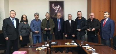 EMEKLİ OLAN PERSONELLERE BAŞKAN AKDEMİR  PLAKET TAKDİM ETTİ