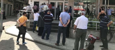 EMEKLİLER BANKA ÖNÜNDE UZUN KUYRUKLAR OLUŞTURDU