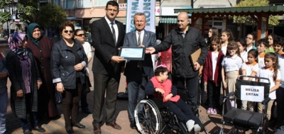 ENGELLİLERE ÇOCUK ELİ