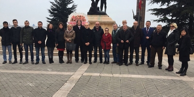 GAZETECİLER ATATÜRK ANITINA ÇELENK SUNDU