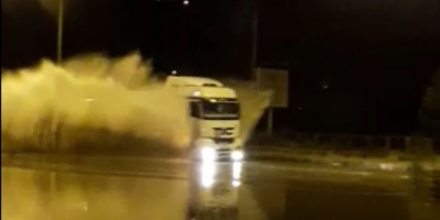 GECE ANİDEN BASTIRAN YAĞMUR YOLU GÖLE ÇEVİRDİ
