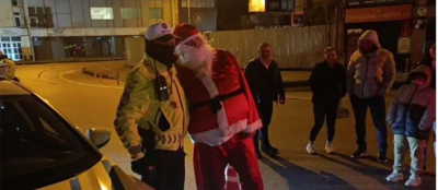 GECENİN NEŞESİ NOEL BABA OLDU