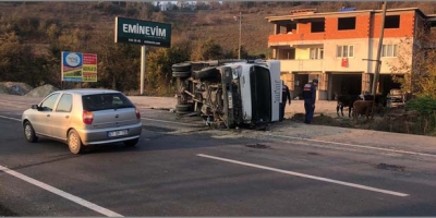 HAFİF TİCARİ ARAÇ İLE KAMYON ÇARPIŞTI: 2 YARALI