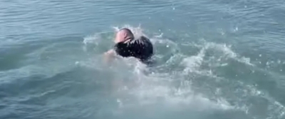 HAVAYA ALDIRMADI DENİZE GİRDİ