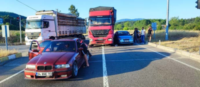 IŞIKLARDA BEKLEYEN OTOMOBİLLERE ÇARPTI