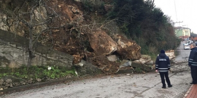 İSTİNAT DUVARI ÇÖKTÜ YOL TRAFİĞE KAPANDI