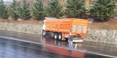 KAMYON YOLCU MİNİBÜSÜNE ÇARPTI