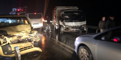 KAMYONET İLE ÇARPIŞTI 5 YARALI
