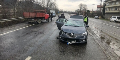 KAMYONET İLE KAFA KAFAYA ÇARPIŞTI