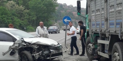 KAMYONLA ÇARPIŞTI: 2 YARALI