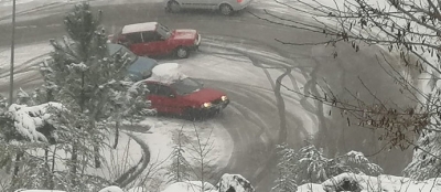 KAR HASTANE YOLUNU KAPATTI