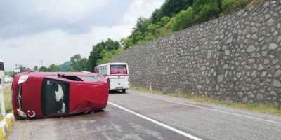 KARŞI ŞERİDE GEÇİP TAKLA ATTI