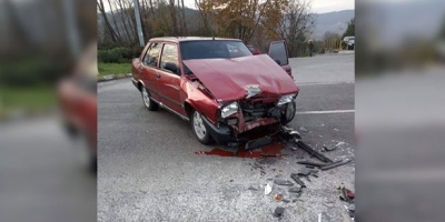 KAVŞAKTAN DÖNERKEN KAFA KAFAYA ÇARPIŞTILAR
