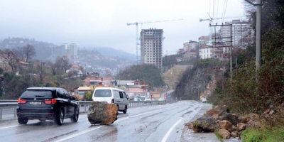 KAYA PARÇALARI YOLA DÜŞTÜ