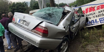 KAYGANLAŞAN YOLDA ELEKTRİK DİREĞİNE ÇARPTI