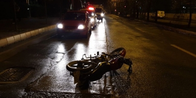 KAYGANLAŞAN YOLDA HAKİMİYETİNİ KAYBETTİ: 2 YARALI