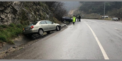KAYGANLAŞAN YOLDA ÖNÜNDEKİ ARACA ÇARPTI