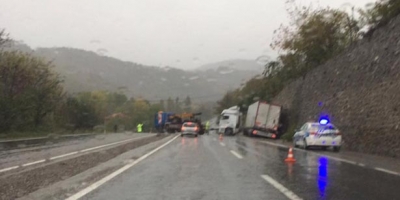 KAYGANLAŞAN YOLDA TIR YAN YATTI