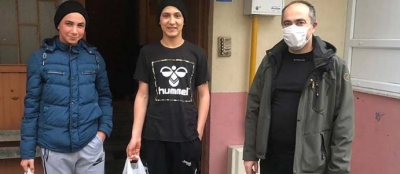 KAYMAKAM GENÇLERE EKMEK GÖTÜRDÜ