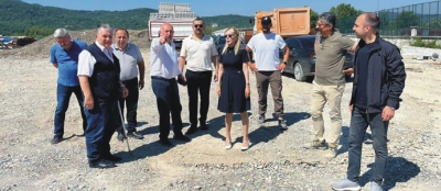 KAYMAKAM ŞIKTAŞ, TENİS KORT YAPILACAK ALANDA  İNCELEMELERDE BULUNDU
