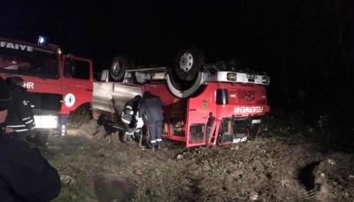 YARALILARI KURTARMAYA  GİDERKEN KAZA YAPTILAR 