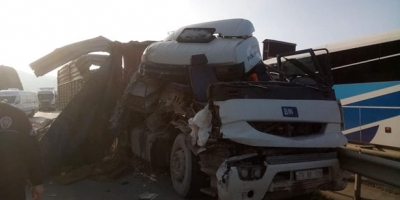 KIRMIZI IŞIKTA ARKADAN ÇARPTI 