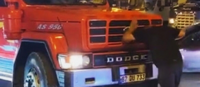 KOCA KAMYONA KAFA ATTI