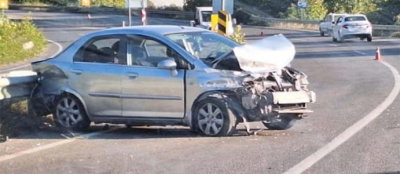 KONTROLÜ KAYBETTİ BARİYERLERE ÇARPTI