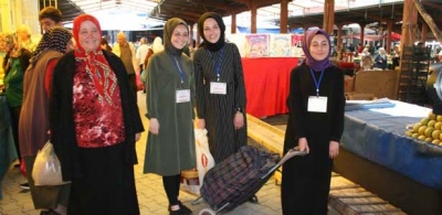 LİSELİ  ÖĞRENCİLER YAŞLILARIN PAZAR ÇANTASINI TAŞIYOR