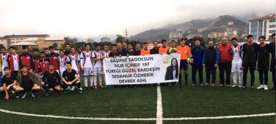 MAÇA ELLERİNDE “YÜREĞİ GÜZEL KARDEŞİM” YAZILI PANKARTLA ÇIKTILAR