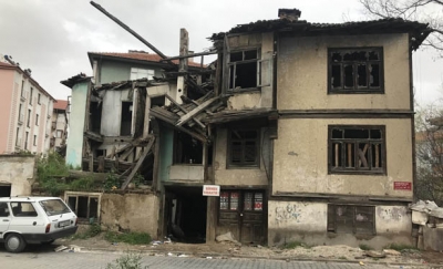 METRUK BİNA TEHLİKE SAÇIYOR