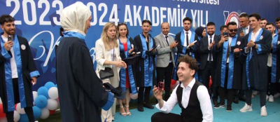   MEZUNİYET TÖRENİNDE SÜRPRİZ TEKLİF