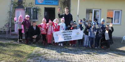 MİNİKLERİN YÜZÜNÜ GÜLDÜRDÜLER