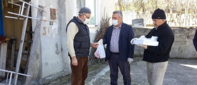 MUHTAR TAŞÇI, KÖYLÜLERE KANDİL SİMİDİ VE LOKUMU İKRAMINDA BULUNDU