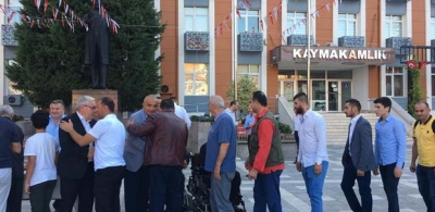 NAMAZ SONRASI VATANDAŞLA BAYRAMLAŞTI