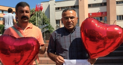 ÖĞRENCİLERİNE KARNE VEREMEYEN ÖĞRETMENLER, KARNELERİ UÇAN BALONLARLA GÖNDERDİ 