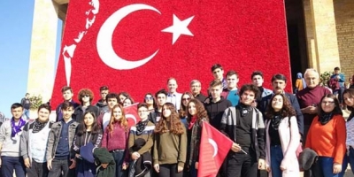 ÖĞRENCİLERLE BİRLİKTE ANITKABİR’İ ZİYARET ETTİ