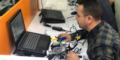 ÖĞRETMENLER ROBOT KODLAMAYI ÖĞRENDİ SIRA ÖĞRENCİLERDE