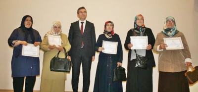 OKUMA YAZMA ÖĞRENEN KADINLAR BELGELERİNİ ALDI