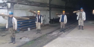  OMUZLARINDAKİ DİREKLERLE OLDUKLARI YERDE DURDULAR