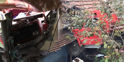 ÖNCE İSTİNAT DUVARINI YIKTI SONRA EVİN DUVARINDAN İÇERİ GİRDİ