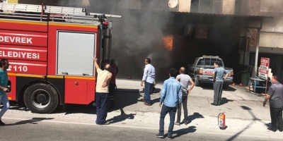 OTO TAMİRHANESİNDE 3 ARAÇ YANDI