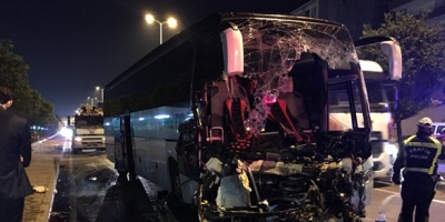 OTOBÜS ÖNÜNDE İLERLEYEN TIR’A ARKADAN ÇARPTI: 1 ÖLÜ 17 YARLI