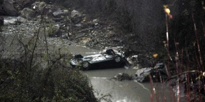 OTOMOBİL DEREYE UÇTU: 2 YARALI