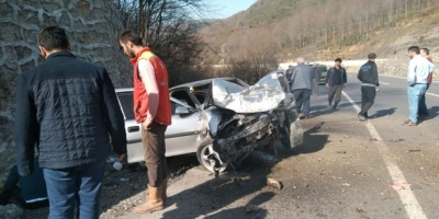 OTOMOBİL DUVARA ÇARPTI, YARALILAR VAR..