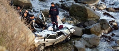 OTOMOBİL METRELERCE YÜKSEKTEN DÜŞTÜ